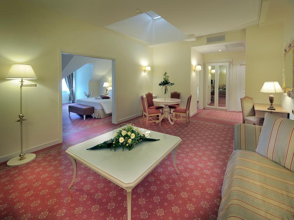 Gardaland Hotel Castelnuovo del Garda Esterno foto